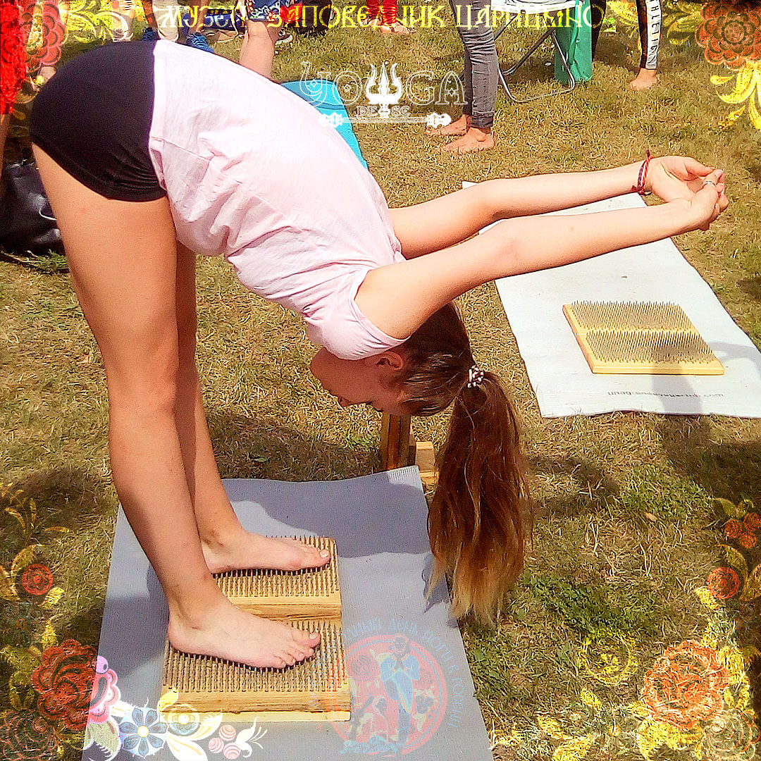 Международный день йоги в Царицыно - йога на гвоздях - фото