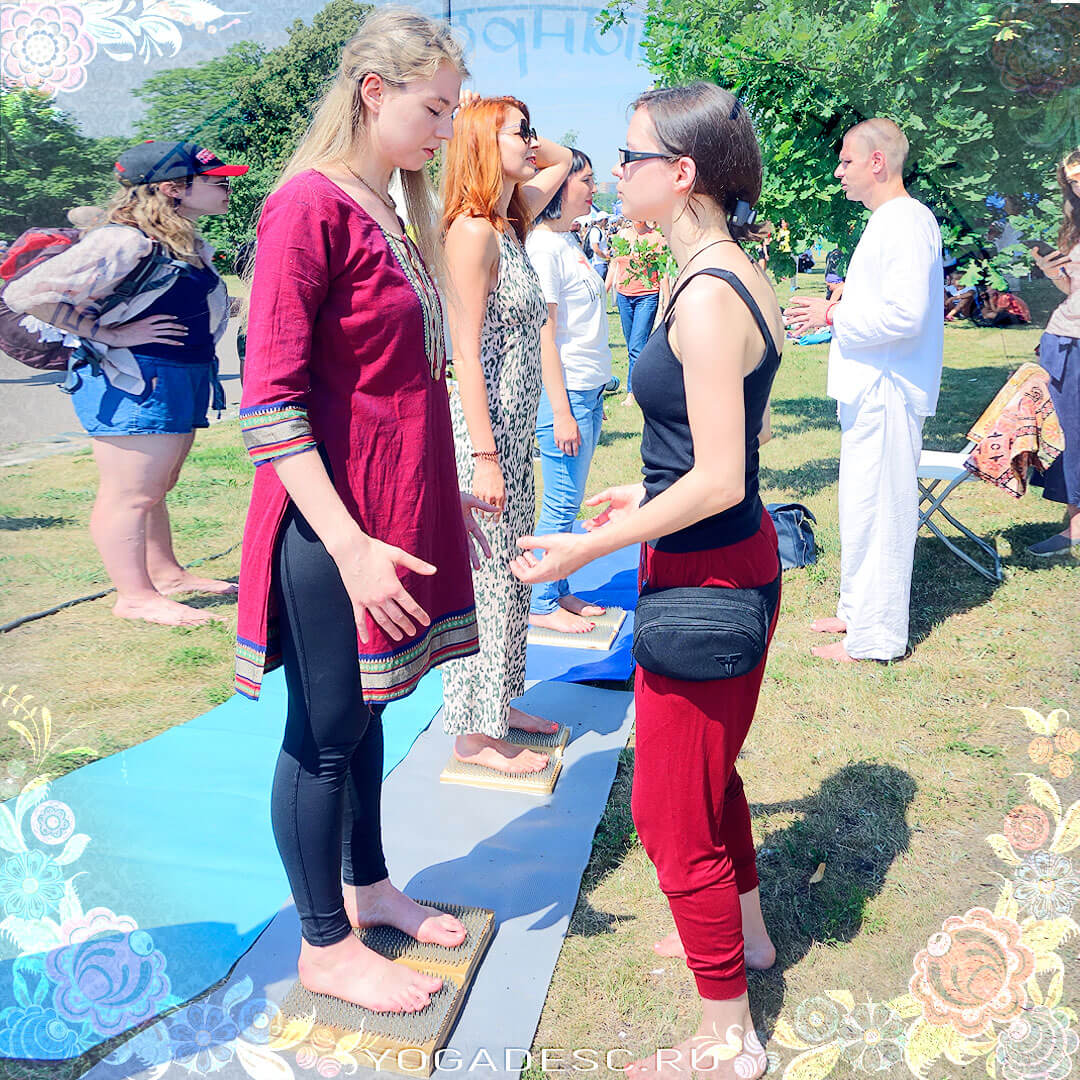 день йоги в Царицыно, на гвоздях, фото стояние на гвоздях