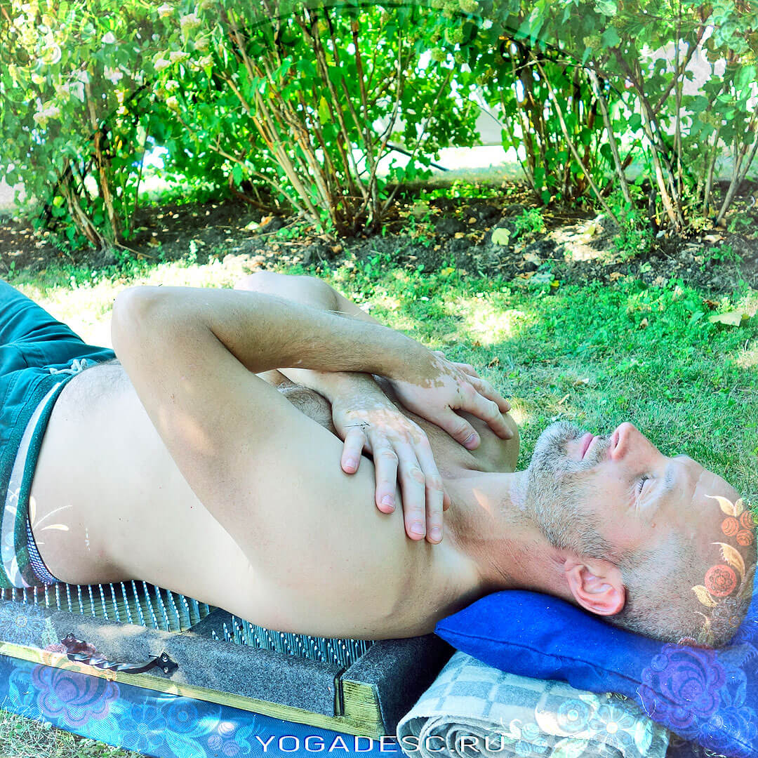 день йоги в Царицыно, на гвоздях, фото лежание на гвоздях